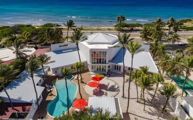 Ocean Front 7-bedroom 7-bath Sunset Views Malmok!