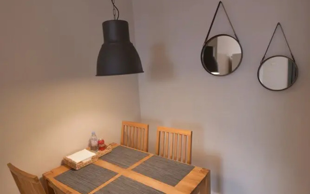 First - Meadowbank House Apartment