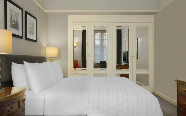The Ritz-Carlton Jakarta, Mega Kuningan
