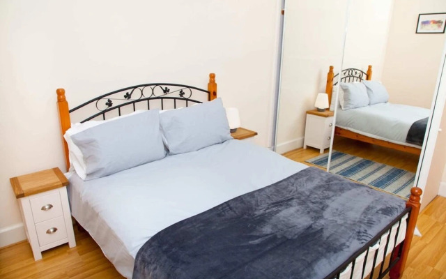 Bright & Quiet Edinburgh Home with Parking