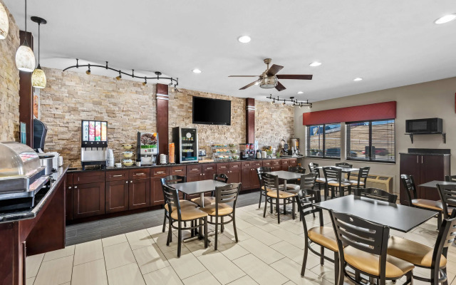 Quality Inn & Suites Des Moines Airport