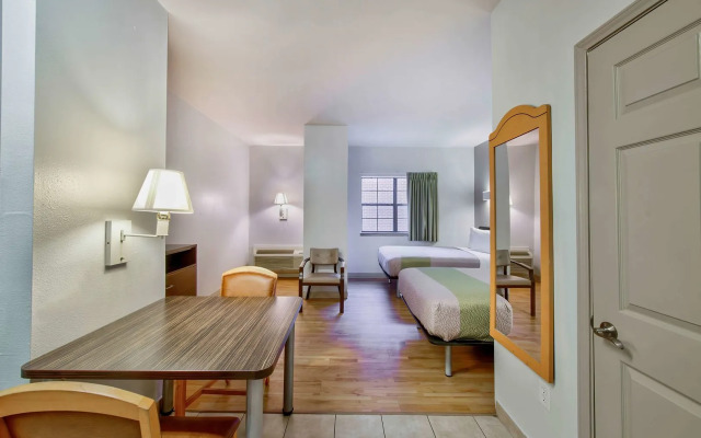 OYO Townhouse Beaumont Medical Center Area