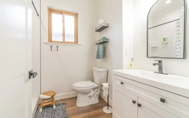 Stylish 2-bedroom Walking Distance to Downtown