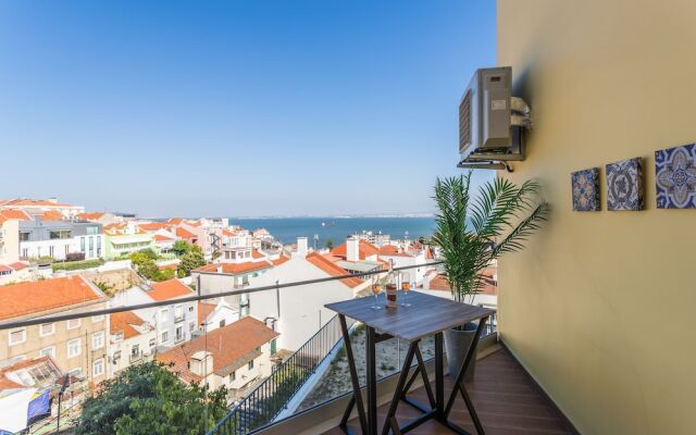 Alfama Lounge Three-Bedroom Apartment w/ River View and Parking - by LU Holidays