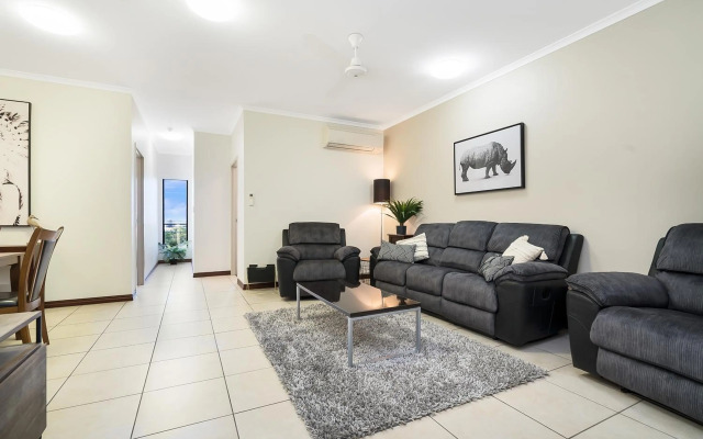 Huge CBD Top Floor Apartment with Breath Taking Views!