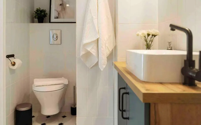 Bright 2BR Apartment - Top Location - City Balcony