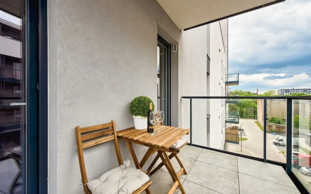 Lumina apartment on Drewnowska