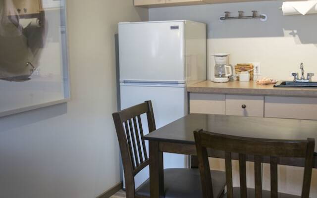 Yamnuska Suites