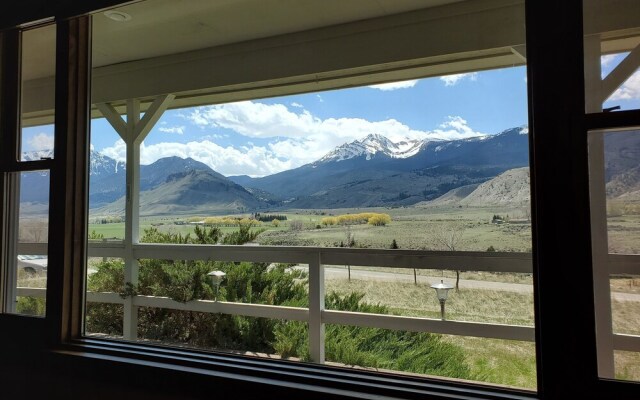 Yellowstone Basin Inn