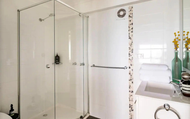 Y Vue - Beachside Apartment with Ocean Views