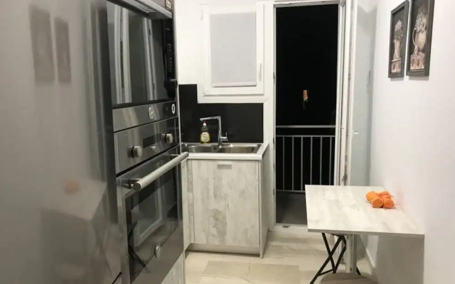 Renovated minimal aptm next to metro