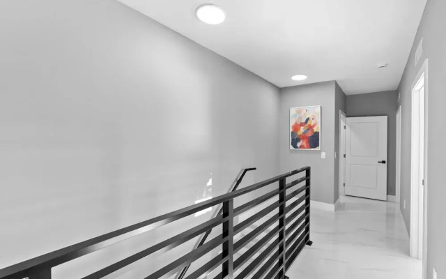 Modern 4-BR House with Free Parking