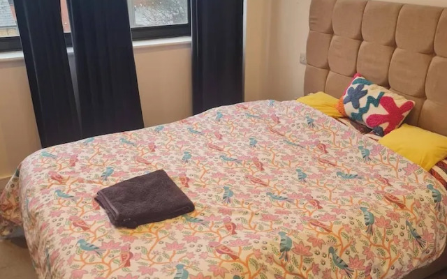 2 Beds Flat Centrally Located 2 Mins From Station