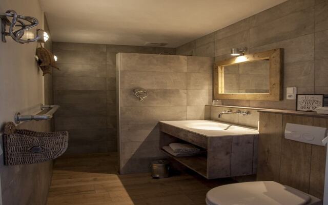 Gorgeous Riverside Chalet in Cothen