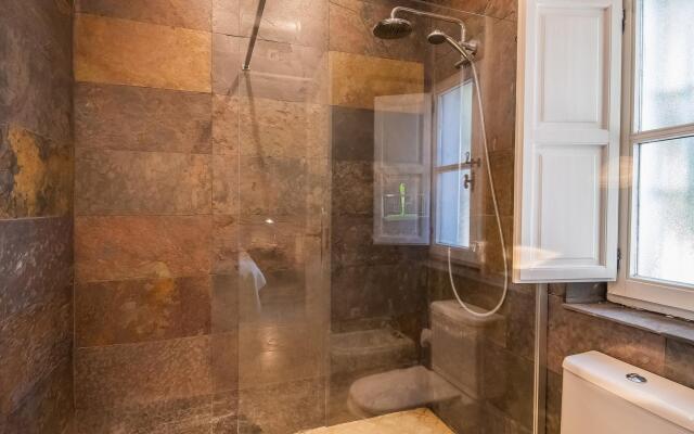18024 - Superb Villa Near Beach With Heated Pool
