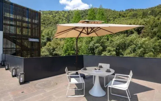 Tingjian Mount Mogan luxury design hostel