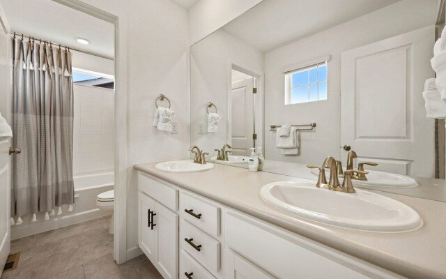 New Build W/ Great Backyard & Lake Access!