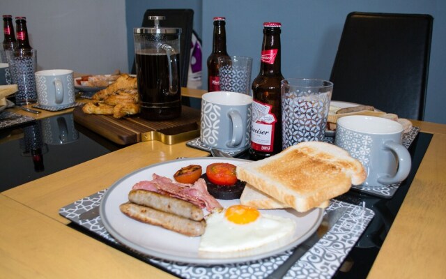 Modern House Perfect for Business, City Break Or Football