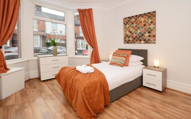 Hampton House by YourStays - 4 Bedroom House in Centre of Crewe