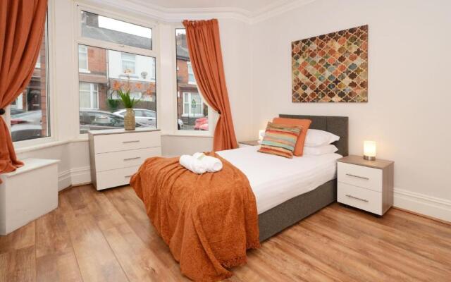 Hampton House by YourStays - 4 Bedroom House in Centre of Crewe