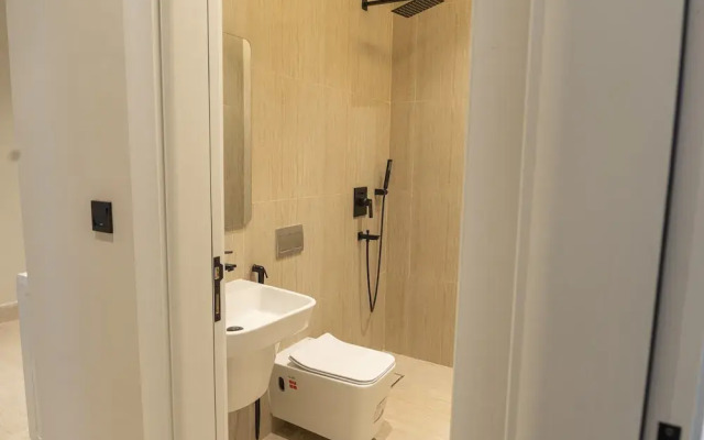 Modern Studio & Shared Garden in Prime Location