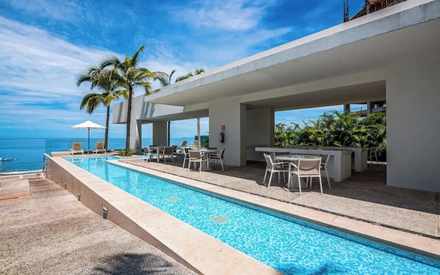 Oceanfront 1BR with Balcony & Pool
