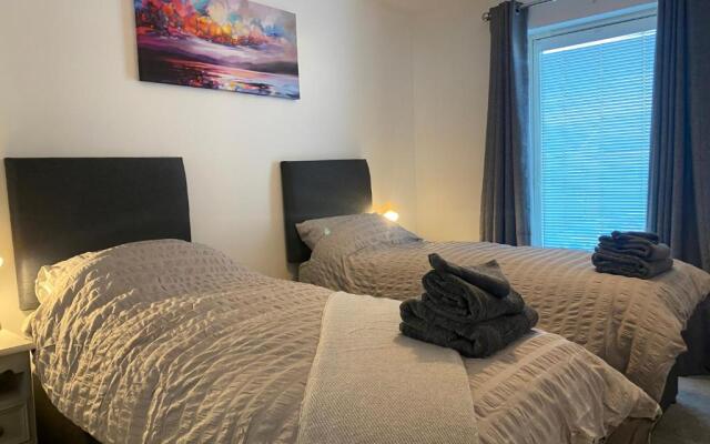 The Duplex Nairn- Spacious 3 Bedroom with sunny balcony