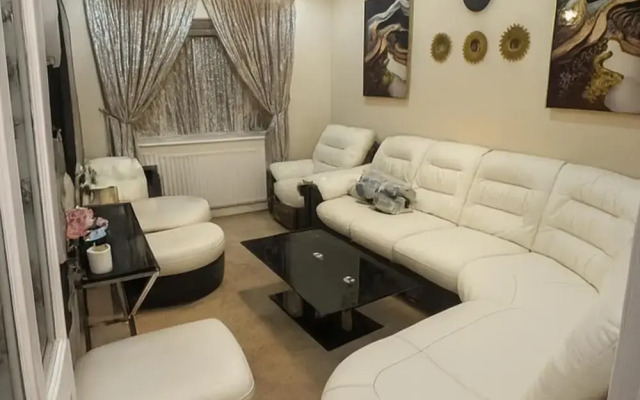 House - Sleeps 2 - Etihad Stadium 15 min Drive