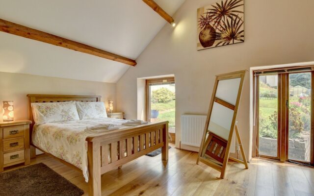 Lovely Apartment in Converted, Stone Barn Located in Tiverton