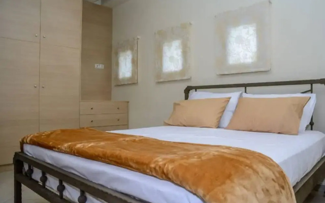 Green Luxury Villa Near The Sea