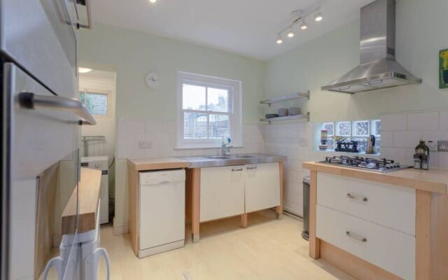 2 Bedroom House in Kensal Green