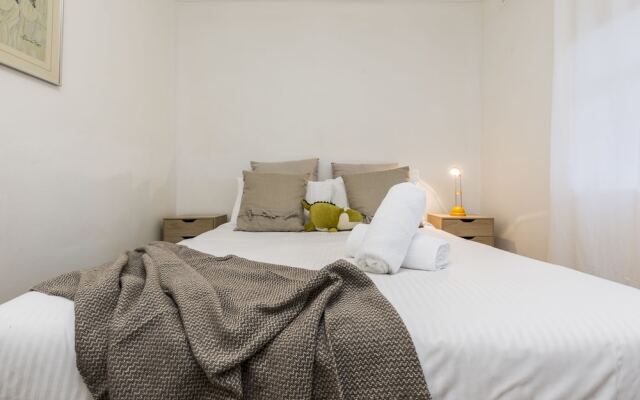 Two Bedroom Apt Close To Chatswood With Parking