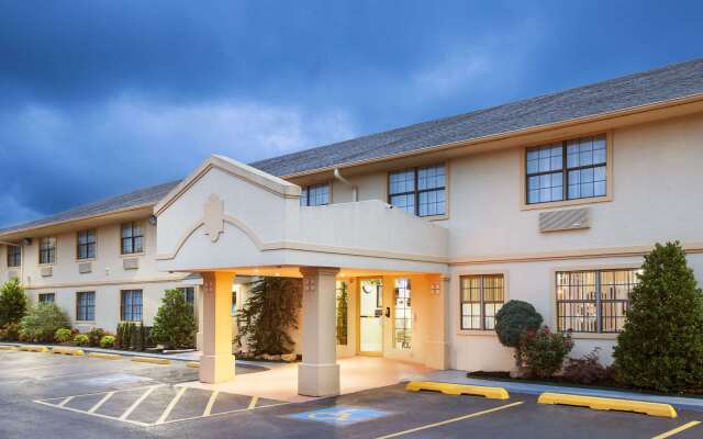 Super 8 by Wyndham Sulphur