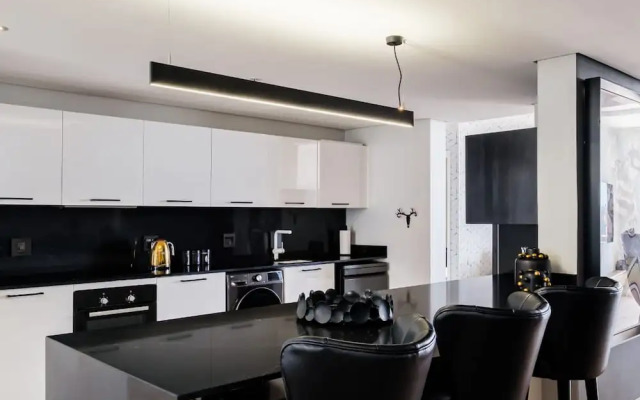 Waterfront Elegance at Harbour Bridge 413