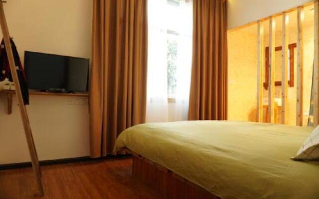 Xingyi Wanfeng Lin Jianshan Guest House