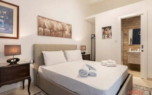 Apartment w Traditional Maltese Balcony in Valletta