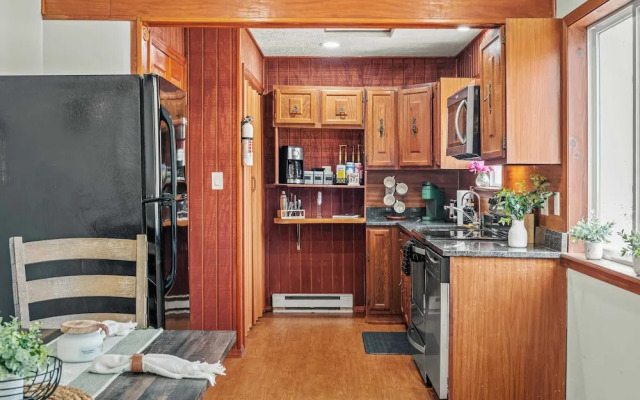 Stylish Renovated Home Open Layout, Coffee Bar + Near Hiking & Waterfalls