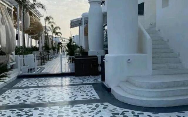 Lovely Studio apartment 1-bedroom with small kitchen and pool