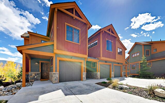 Elegant Townhome with Hot Tub by RedAwning