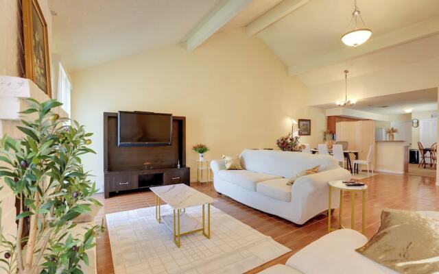 Houston Area Home w/ Yard - 5 Mi to Sugar Lakes!