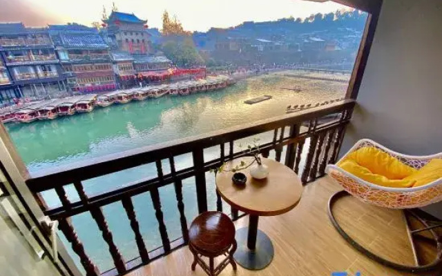 Liangqi Linjiang Boutique Homestay (North Gate Pier)