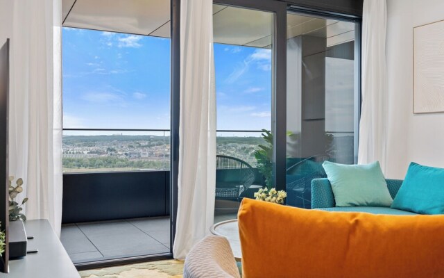 Stylish Luxurious Apt w Pool & Gym ID214