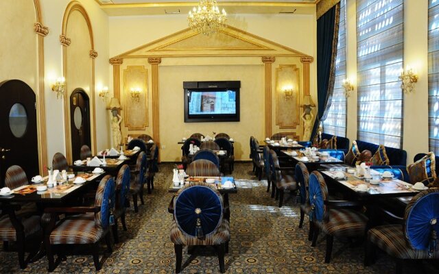 Queen's Suite Hotel