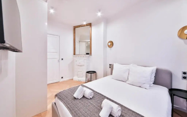 Champs Elysees!Montaigne, New Luxurious 6pers Flat