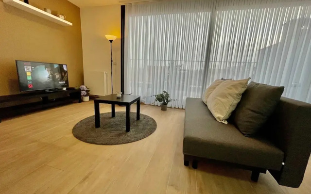 Modern 1BR Near Diamond District by Oneluxstay