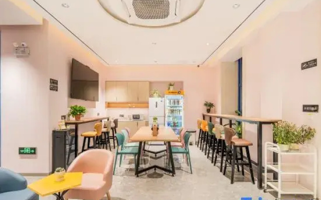 Manyouyou Hostel (Nanjing South Railway Station Shuanglong Avenue Subway Station)