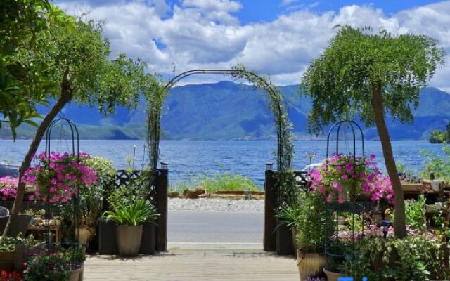 Lugu Lake Cloud - Sea Stacked Courtyard