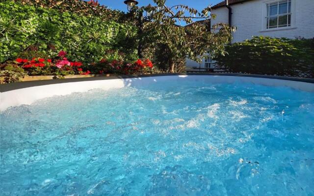 Hambrook House Canterbury - NEW luxury guest house with spa tub