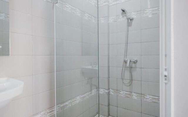 RedDoorz Plus @ Karet Pedurenan 3