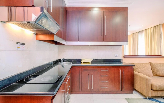 Homey And Comfort Studio At Roosseno Plaza Apartment